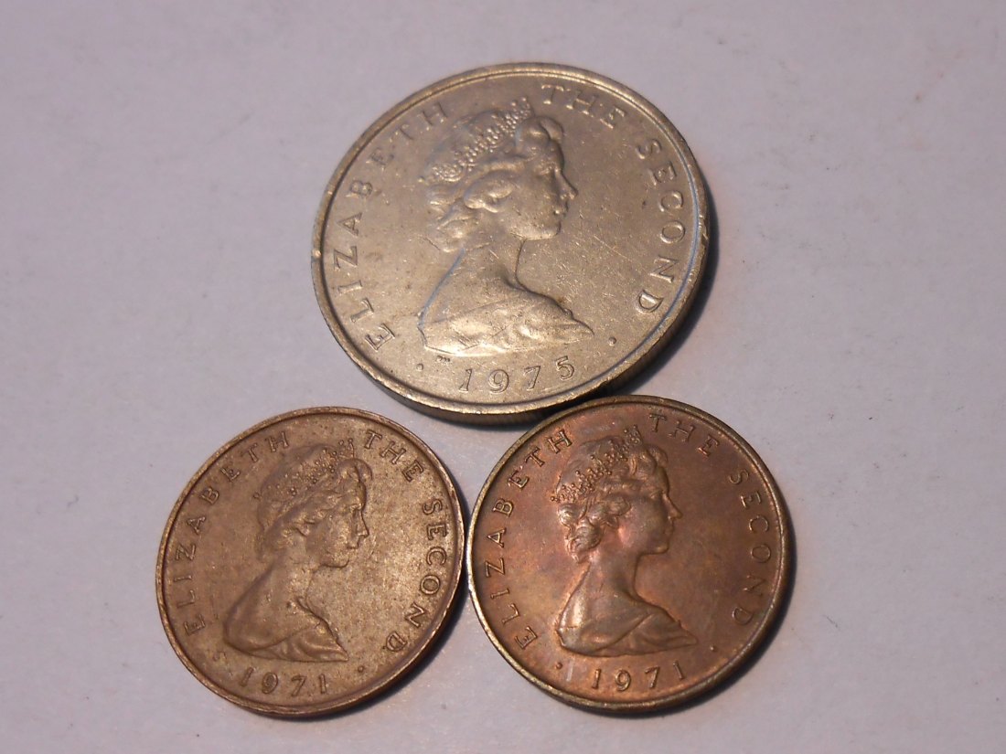  M.103. Isle of Man, 3er Lot, ½ New Penny 1971, ½ New Penny 1971, 5 New Penny 1975   