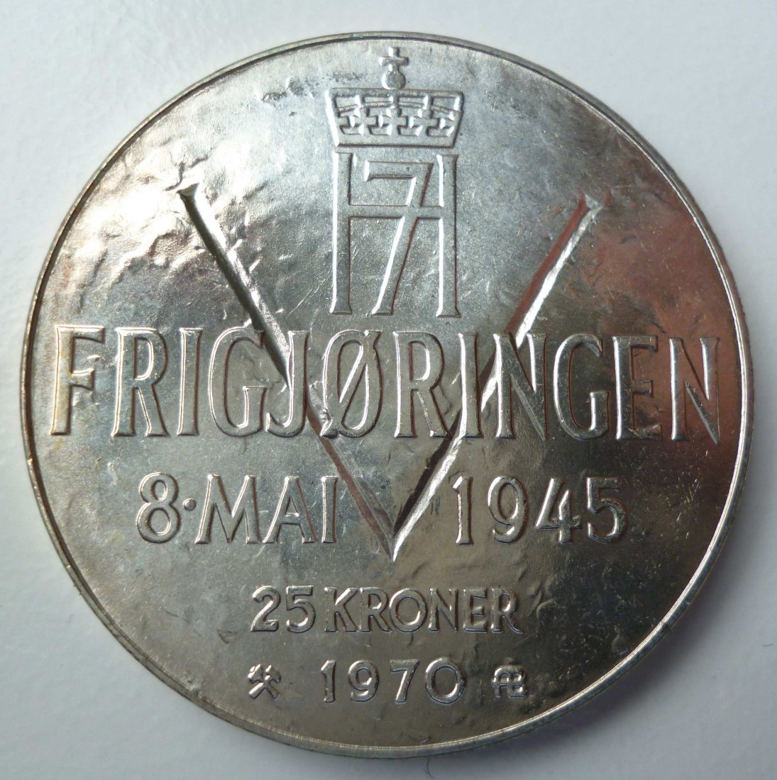  Norwegen 25 Kroner 1970 Haakon VII. und Olaf V. / Gedenkinschrift zum 8. Mai 1945   