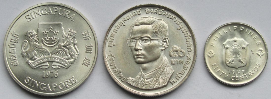  Asien: Lot aus drei Silbermünzen, zusammen 45,3 g Feinsilber   