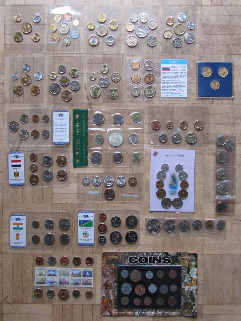  Lot aus 22 verschiedenen Münzsätzen aus aller Welt   