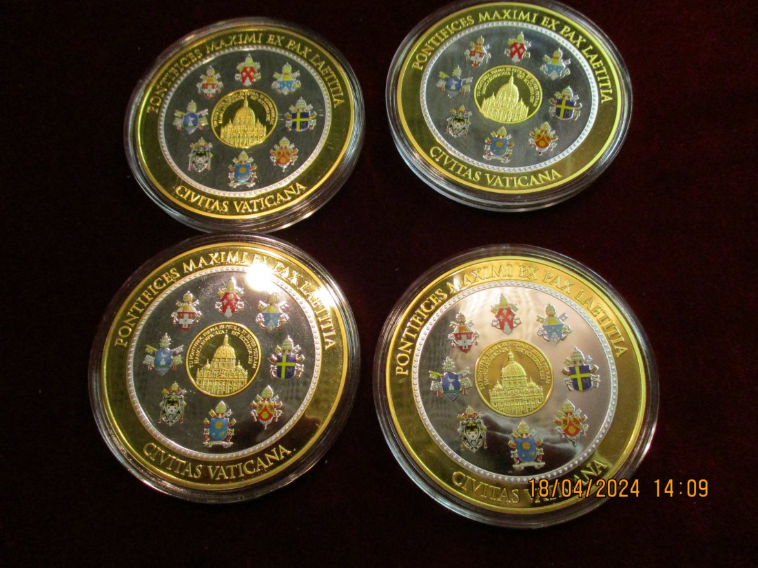 4 Medaillen Motiv Papst siehe Foto / MN1   