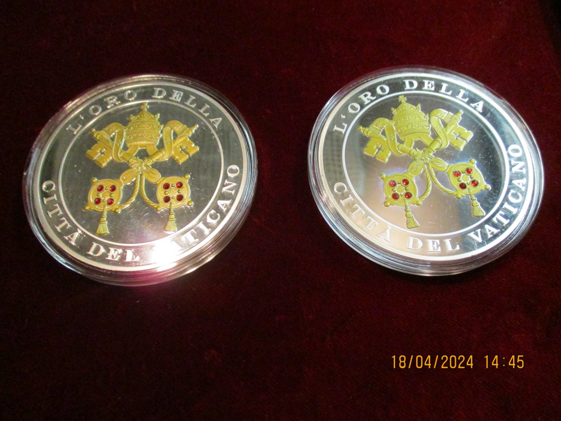  2 Medaillen Motiv Vatikan siehe Foto / MH5   