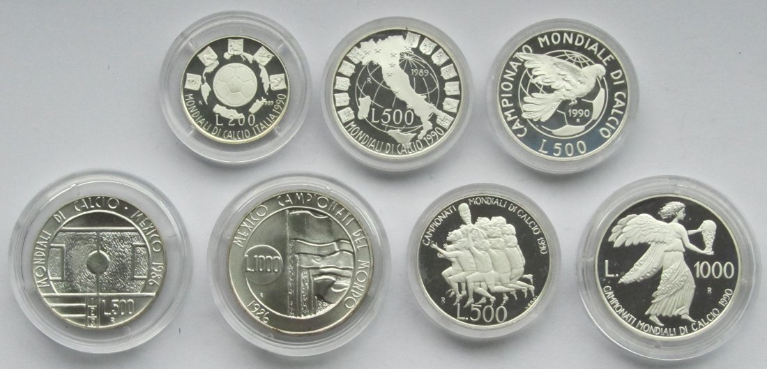  Italien/San Marino: Lot aus sieben Fußballmünzen, zusammen 65,3 g Feinsilber   