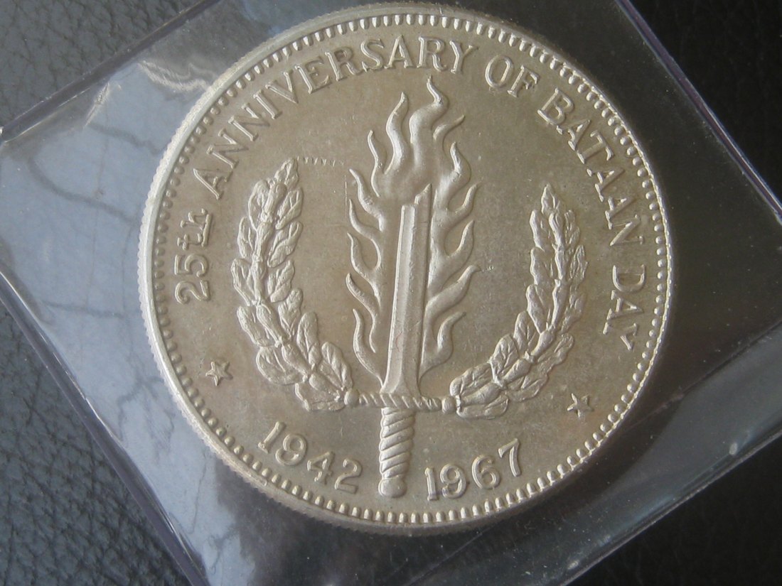  1 Peso Bataan Day 1967; 25. Jahrestag des Bataan-Tages; 900er Silber; originalverpackt   