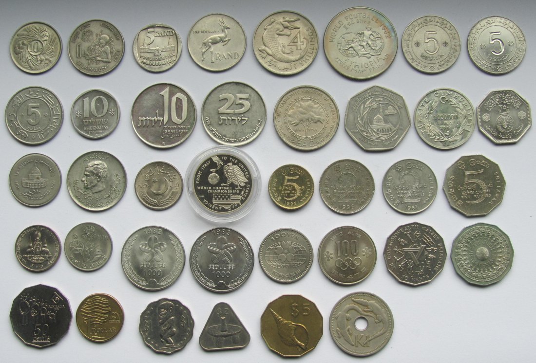  Afrika/Asien: Lot aus 38 verschiedenen Kupfer-Nickel-Gedenkmünzen   