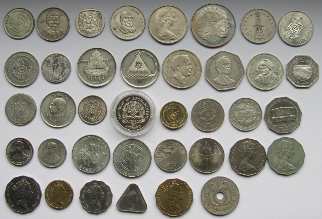  Afrika/Asien: Lot aus 38 verschiedenen Kupfer-Nickel-Gedenkmünzen   