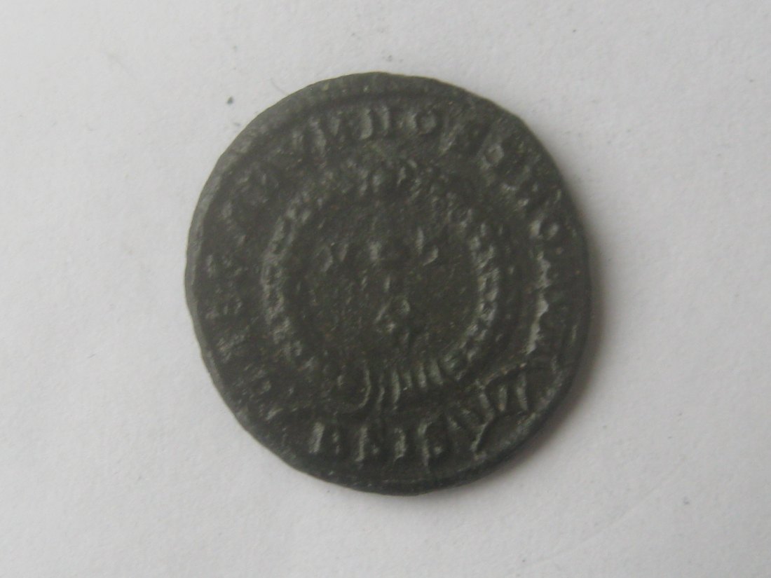  Follis Constantinus II.(337 -340 n.Chr.);CAESARVM NOSTRORVM;VOT X in Lorbeerkranz; vz   