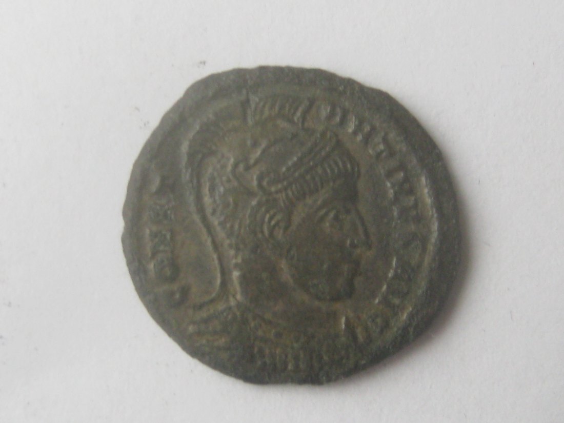  Follis Constantinus I.(307 -337 n. Chr.);Rs: VIRTVS EXERCIT;Standarte mit VOT XX   