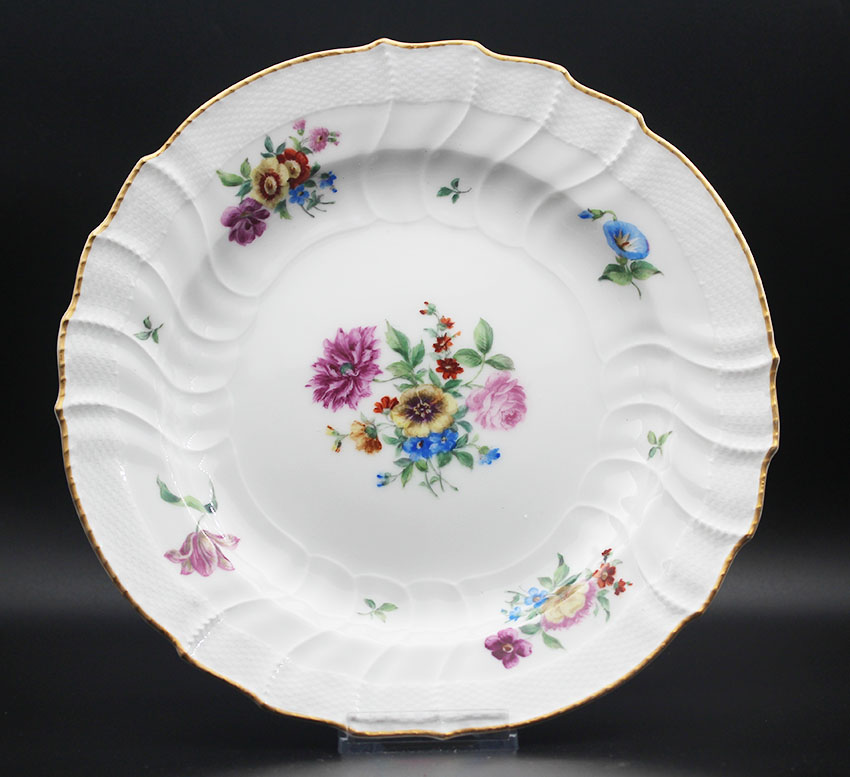 Teller, KPM Berlin,19. Jh., polychrome Blumenmalerei, Neuozier Q-08