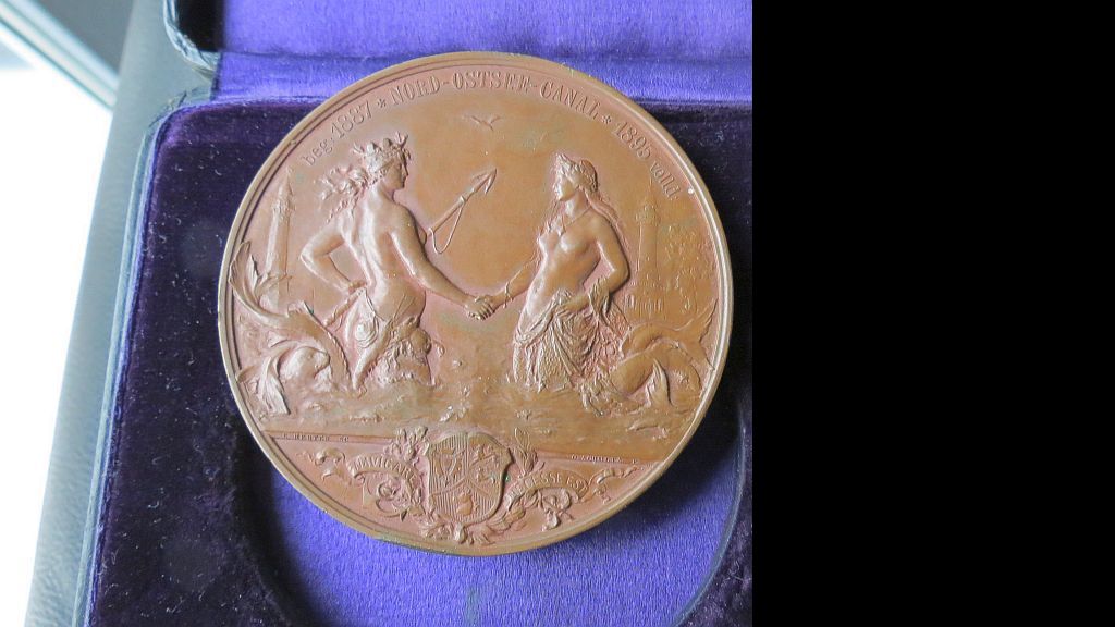  Erinnerungsmedaille aus Bronze für die zur Eröffnung des Nord-Ostsee-Kanals 1895 im Original-Etui   