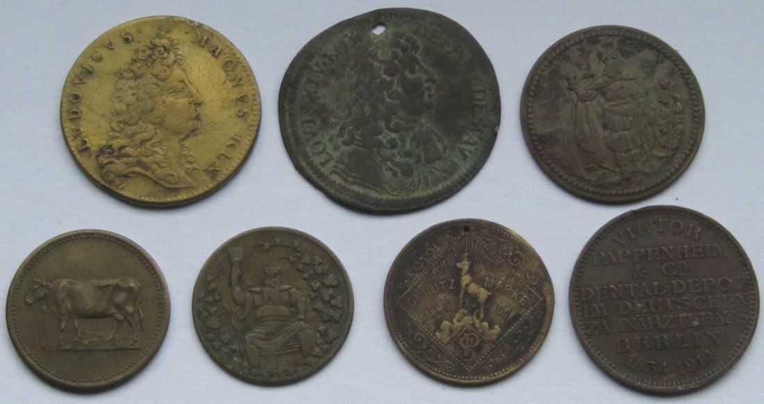  Deutschland: Lot aus sieben Jetons/Spielmarken   