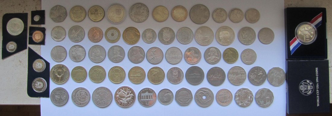  Großes Lot aus 64 verschiedenen Kupfer-Nickel-Gedenkmünzen aus aller Welt   
