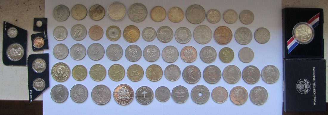  Großes Lot aus 64 verschiedenen Kupfer-Nickel-Gedenkmünzen aus aller Welt   