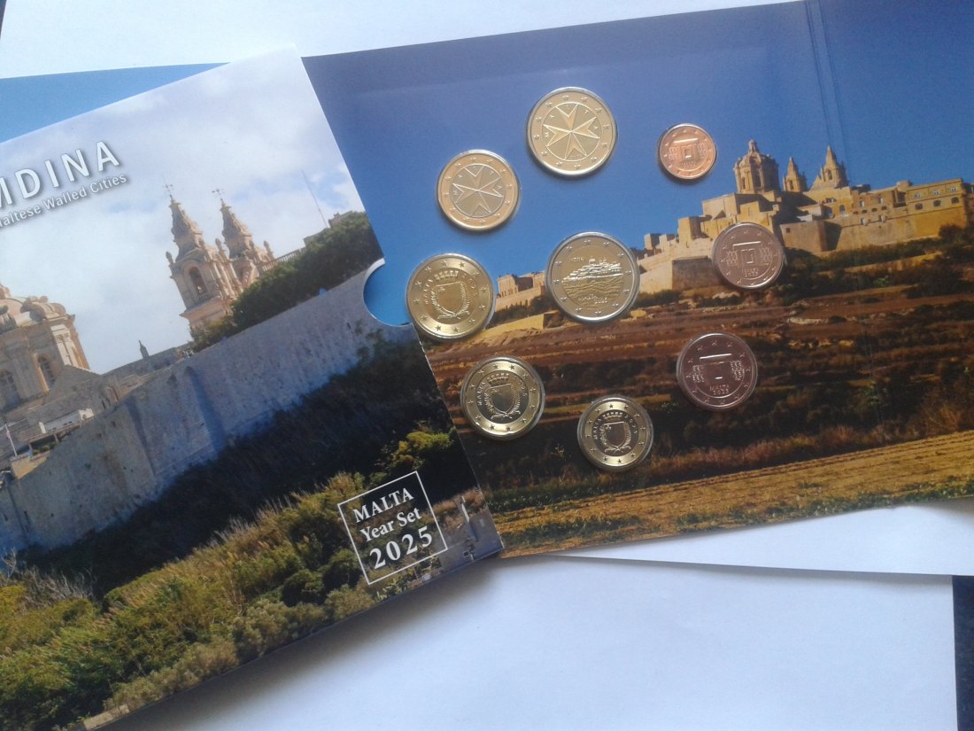 Original KMS 2025 Malta im Folder mit 2 euro 2025 Mdina   
