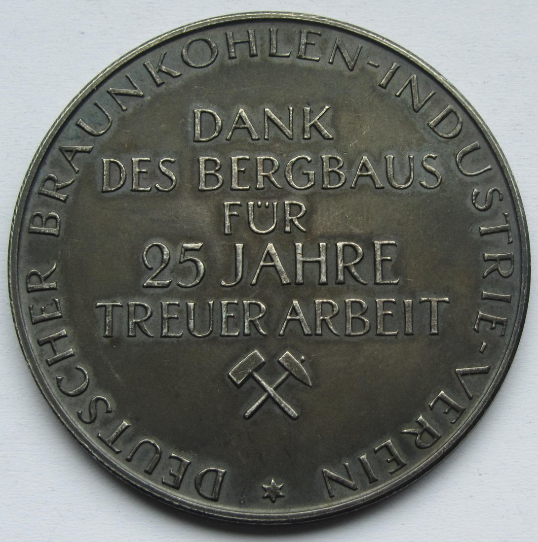  Silbermedaille zum 25. Dienstjubiläum bei der Braunkohlen-Industrie aus den 1920ern   