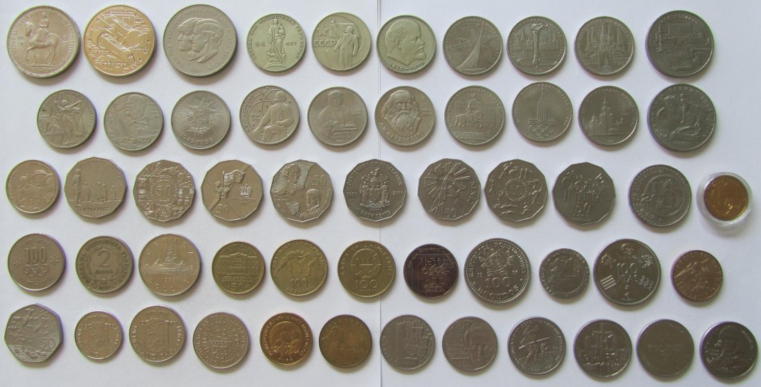  Großes Lot aus 54 verschiedenen Kupfer-Nickel-Gedenkmünzen aus aller Welt   