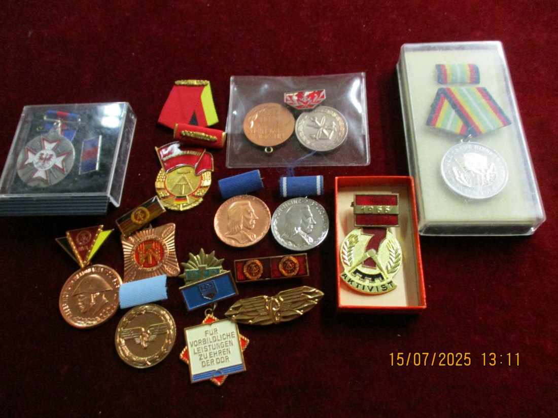  Lot - Sammlung Medaillen und DDR Abzeichen siehe Foto 1,4kg -K4   