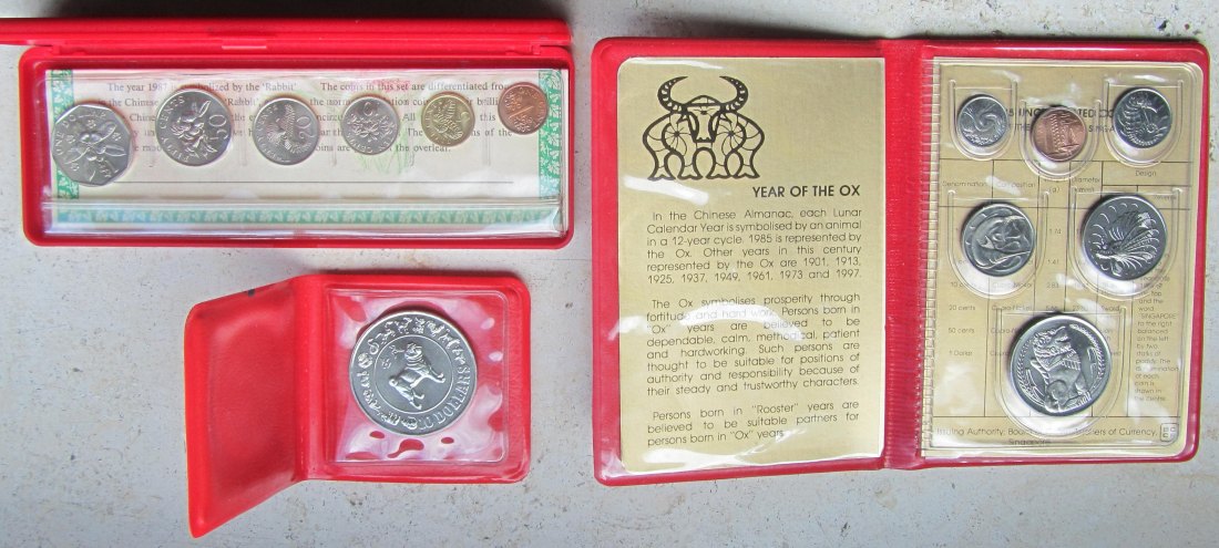  Singapur: Kursmünzensätze 1985 + 1987 + 10 Dollars 1982   