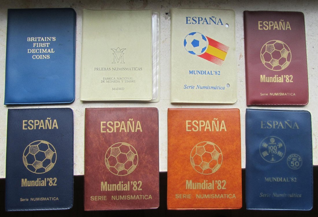  Vereinigtes Königreich/Spanien: Lot aus acht Kursmünzensätzen   