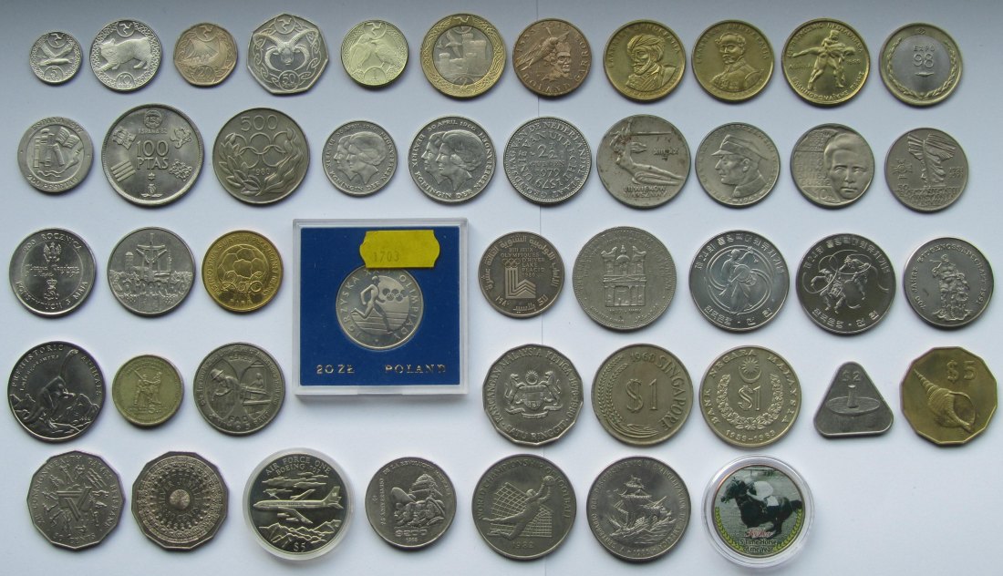  Großes Lot aus 45 verschiedenen Kupfer-Nickel-Gedenkmünzen aus aller Welt   