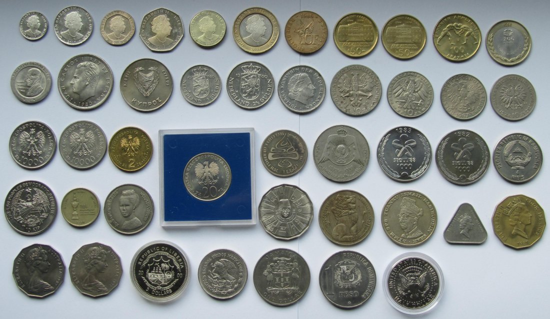  Großes Lot aus 45 verschiedenen Kupfer-Nickel-Gedenkmünzen aus aller Welt   