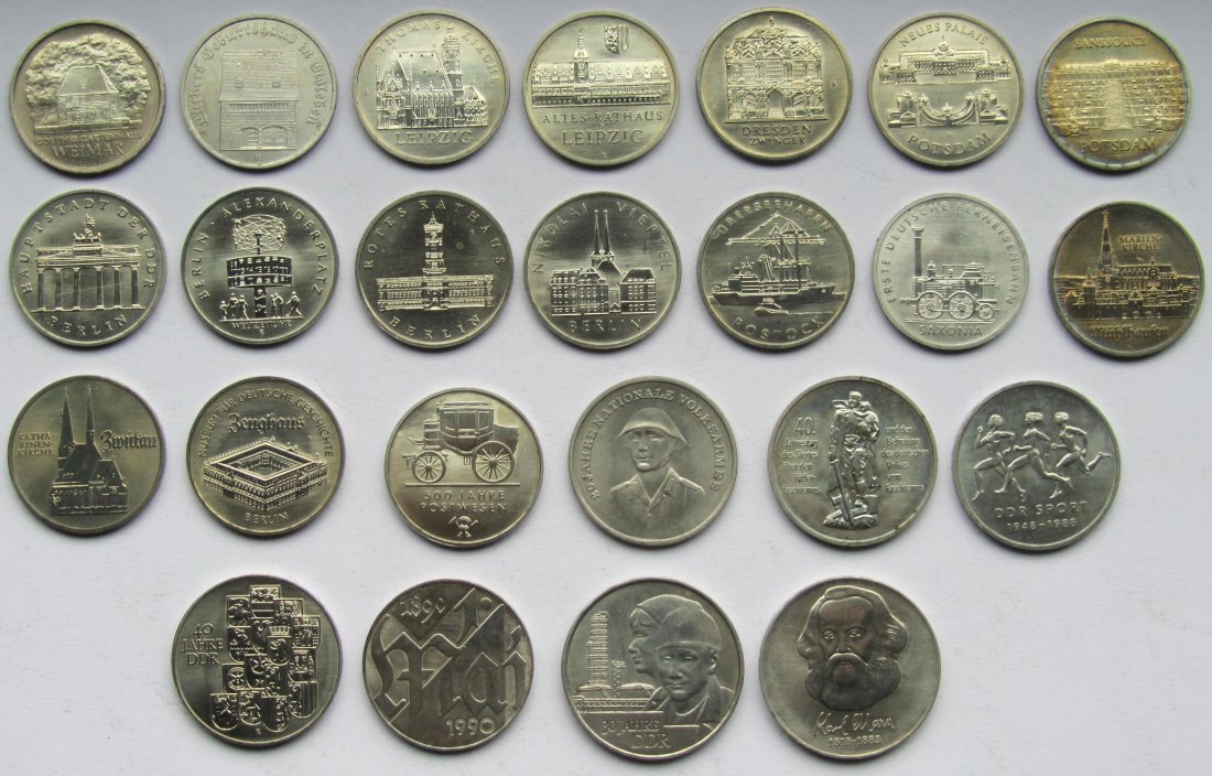  DDR: Lot aus 24 verschiedenen Gedenkmünzen   