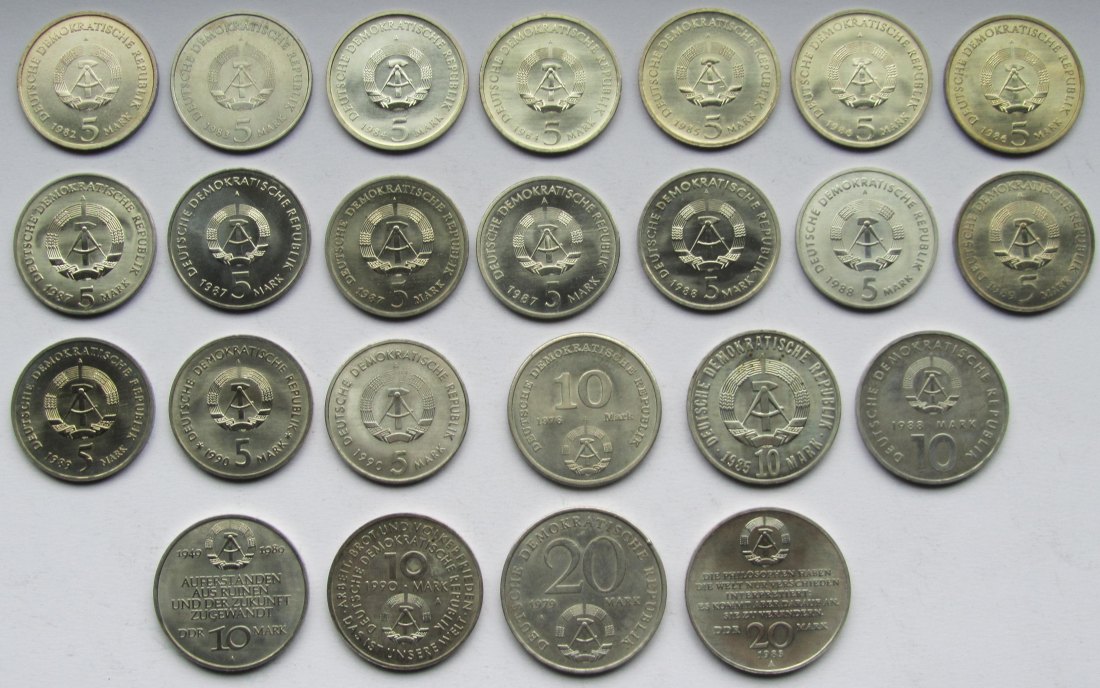 DDR: Lot aus 24 verschiedenen Gedenkmünzen   