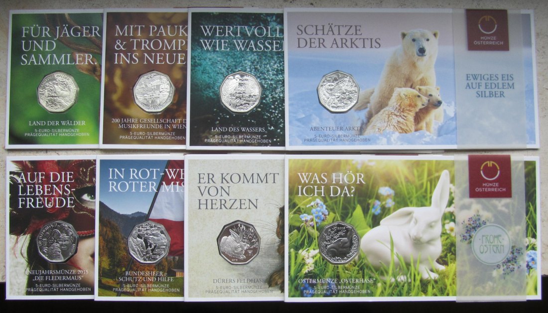  Österreich: Acht verschiedene 5 Euro Silber handgehoben, zusammen 64 g Feinsilber   