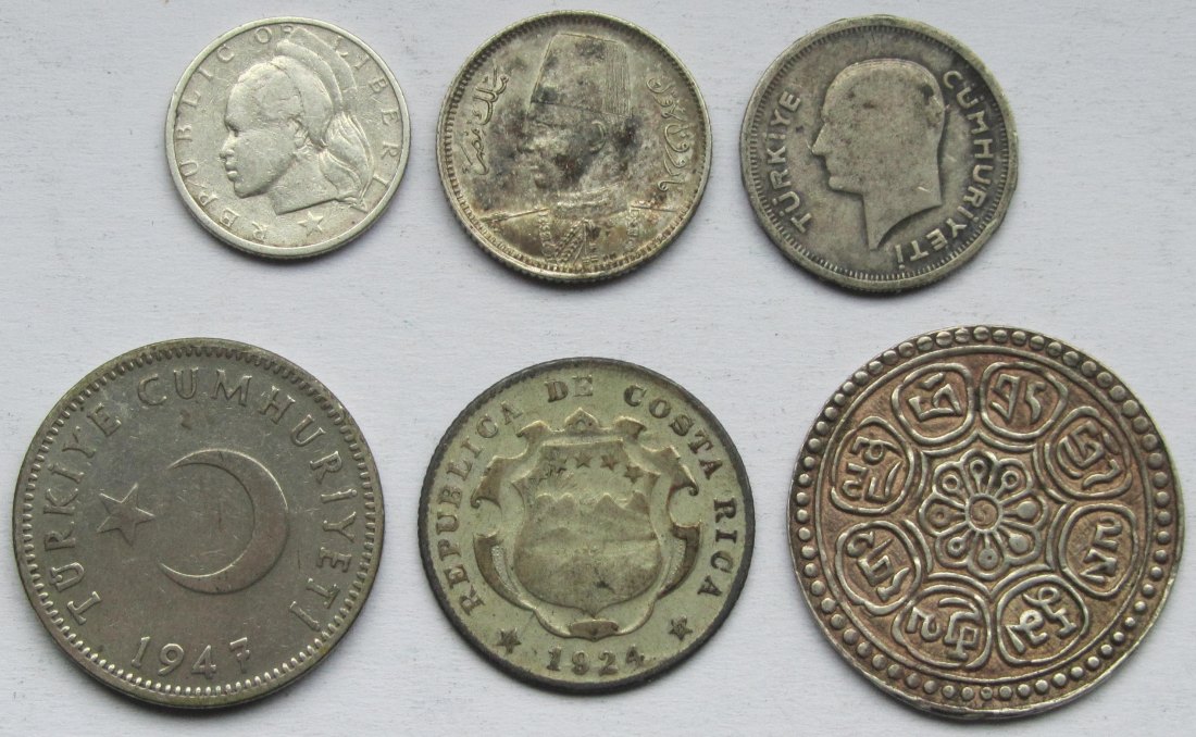  Lot aus sechs Silberkleinmünzen aus aller Welt, zusammen 17 g Feinsilber   