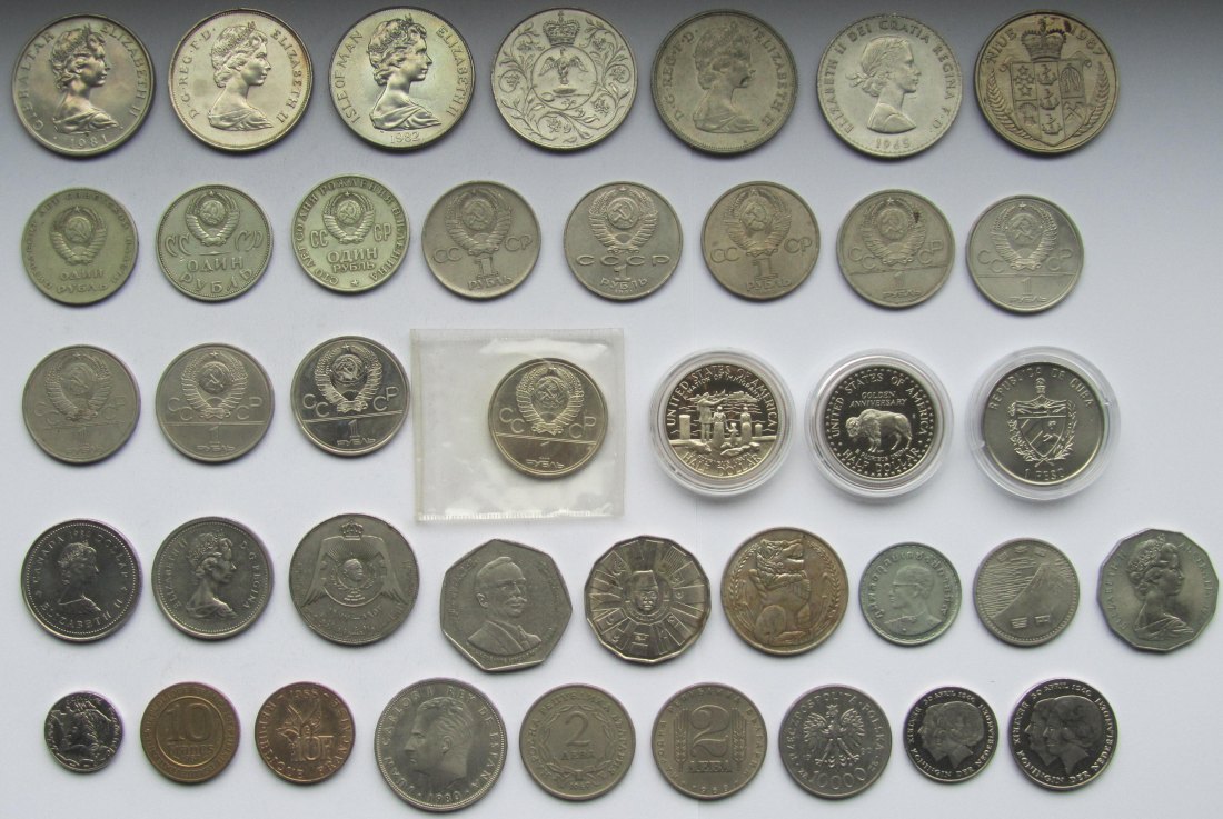  Großes Lot aus 40 verschiedenen Kupfer-Nickel-Gedenkmünzen aus aller Welt   