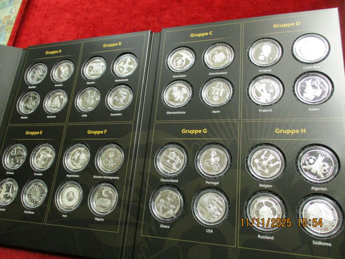  Sammlung 32 Medaillen Fußball-Weltmeisterschaft 2014 Silber 333er Gewicht:224 Gramm rau   