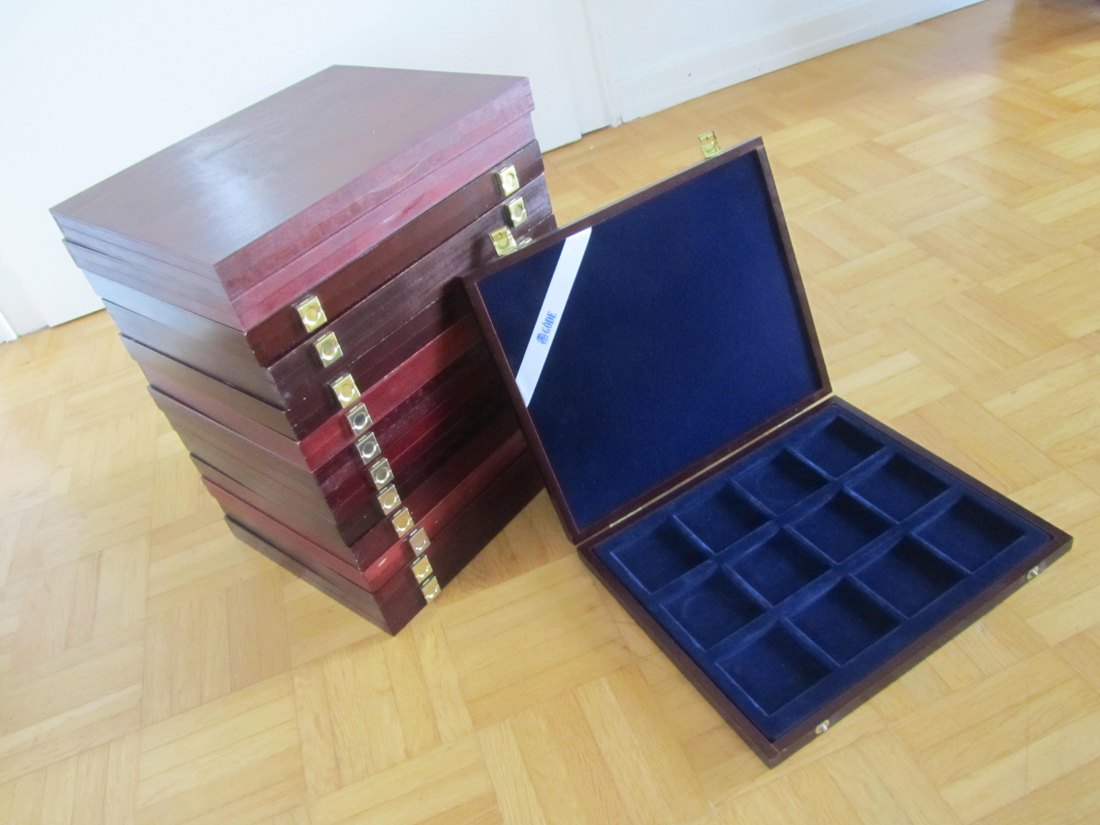  14 Holzboxen für große Münzen   