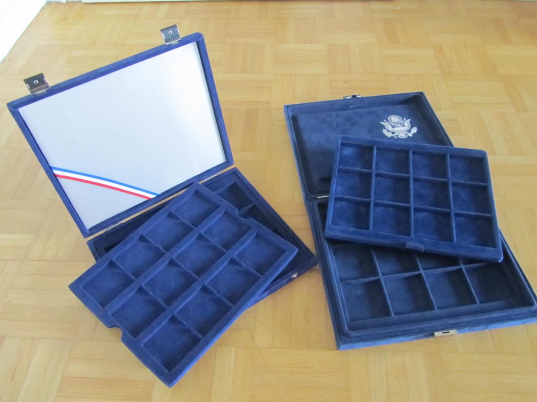  2 blaue Samtboxen für je 24 Münzen   