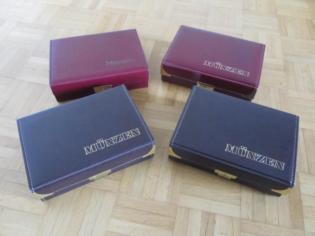  4 kleine Lederkassetten   