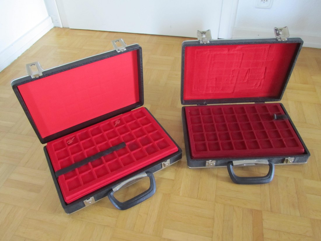  2 große Münzkoffer in Leder   