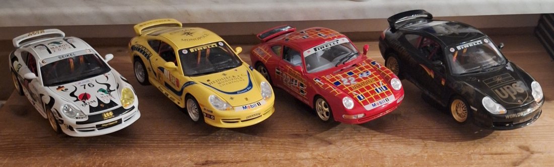  4 Porsche GT3-CUP 1:18Maßstab, Vitrinestücke nicht bespielt   