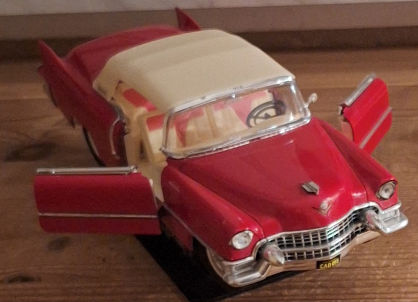  Cadillac 1:21,5Maßstab Vitrinestück nicht bespielt Kleistteileverlust   