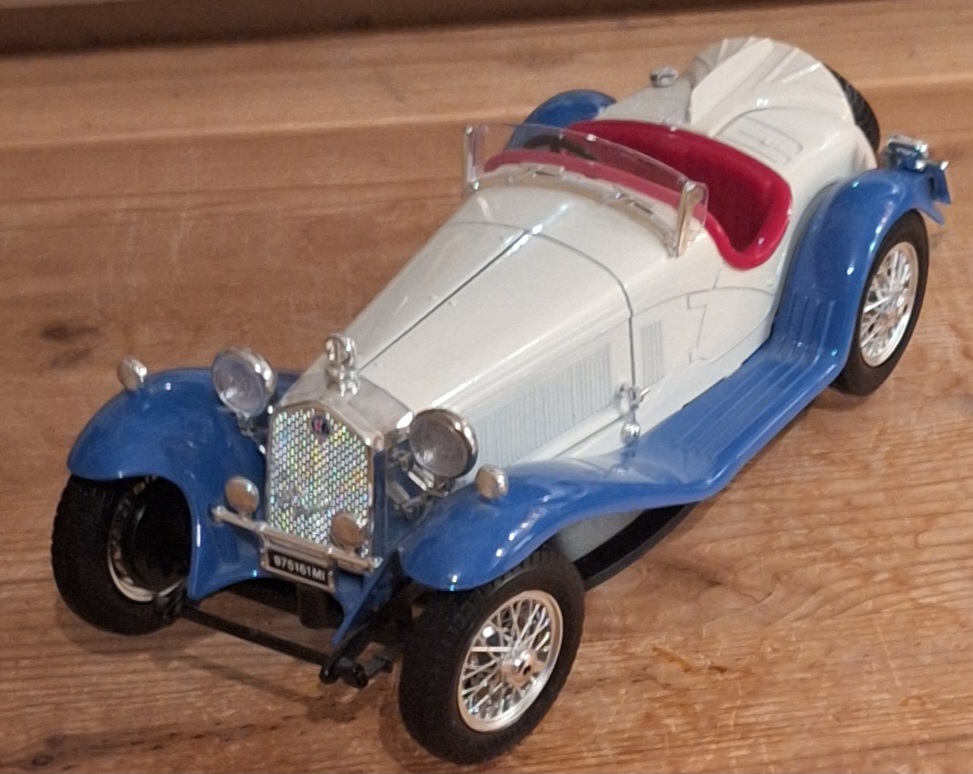  Alfa Romeo 1:18Maßstab Vitrinestück nicht bespielt   