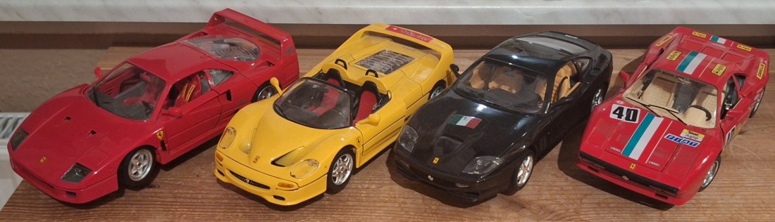  4 Ferrari 1:18Maßstab, Vitrinestücke nicht bespielt   