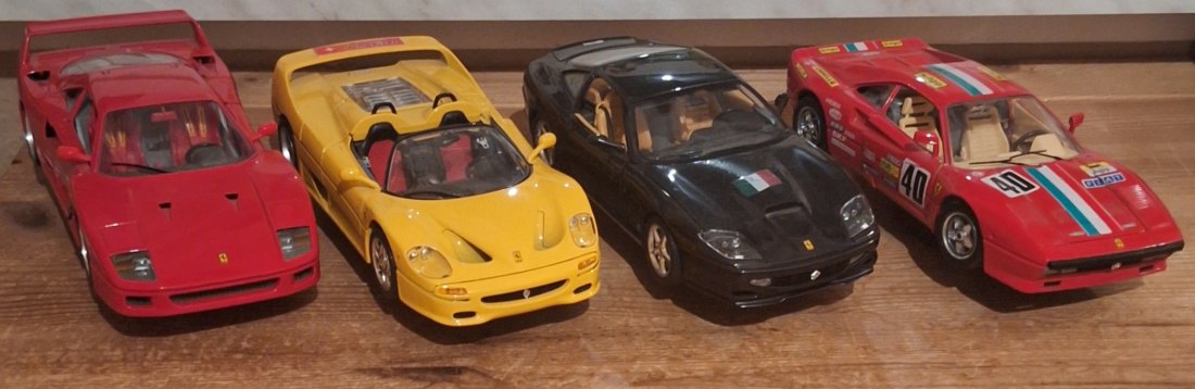  4 Ferrari 1:18Maßstab, Vitrinestücke nicht bespielt   