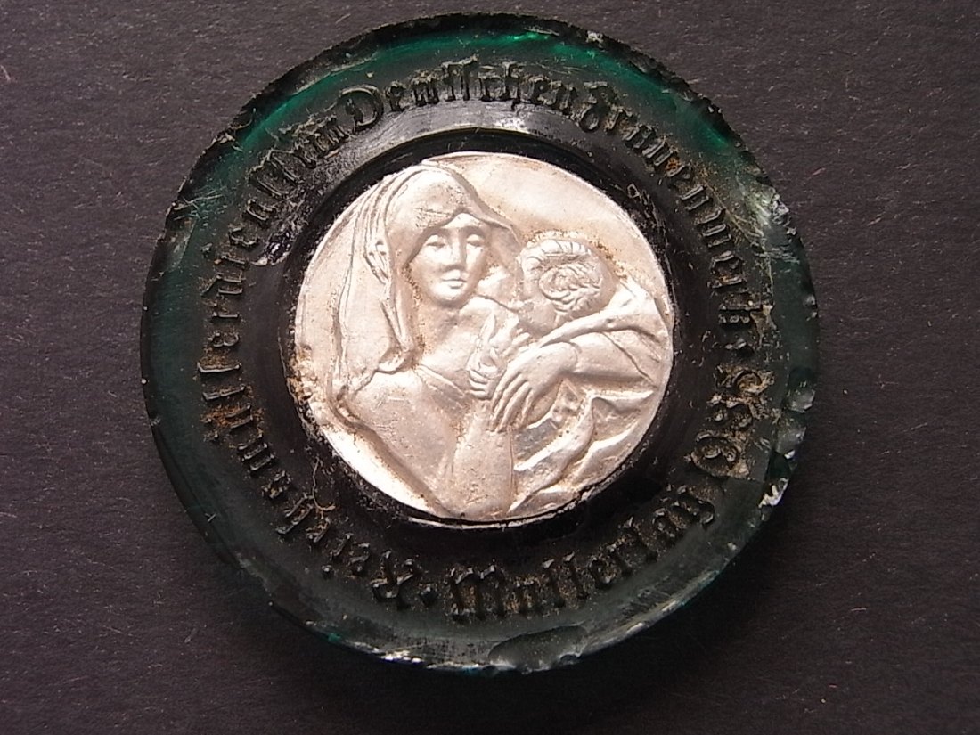  Drittes Reich Medaille Reichsmuttertag mit Glasrand 1935 Grasrand beschädigt   