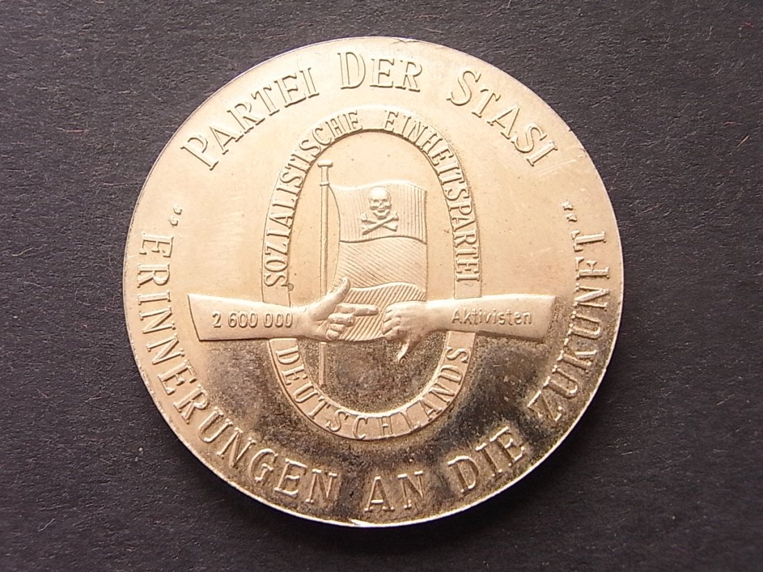  Spottmedaille über die Staasi + SED 1990 in Grösse u. Form eines 20 M. Stück der DDR stgl   