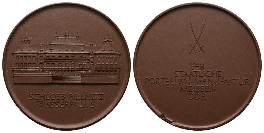  Medaille; Meissen DDR; Schloss Pillnitz Wasserpalais; Porzellan; leicht besch.; 34,7 g, Ø 62,1 mm   