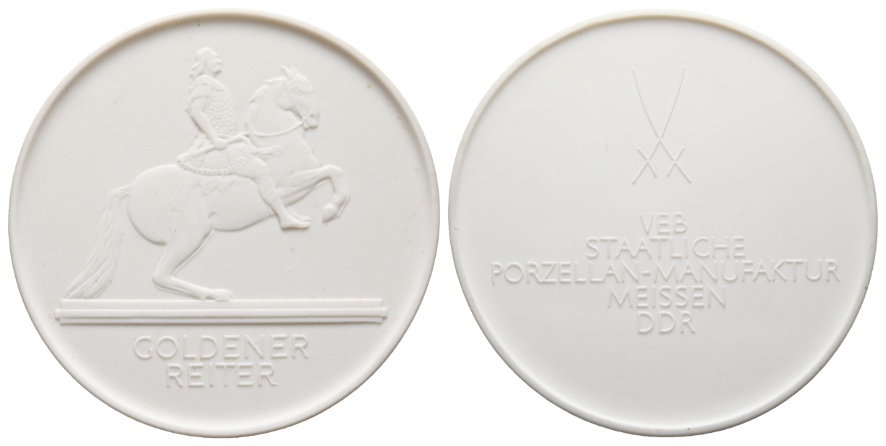  Medaille; Meissen DDR; Goldener Reiter; weißes Porzellan; 39,0 g, Ø 63,9 mm   