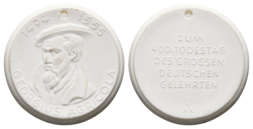  Medaille; Georgius Agricola; 400. Todestag; weißes Porzellan; gelocht; 9,48 g, Ø 37,8 mm   