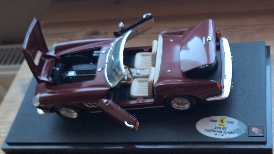  Ferrari 250 GT 1:18 Maßstab Vitrinestück nicht bespielt   