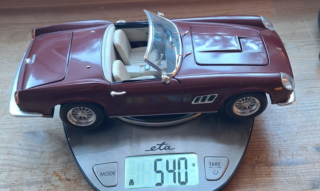  Ferrari 250 GT 1:18 Maßstab Vitrinestück nicht bespielt   