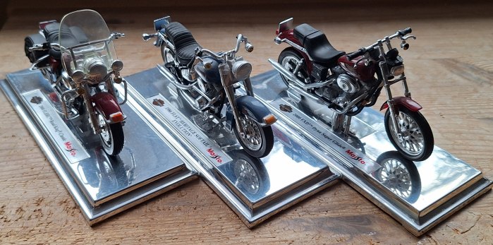  3 HARLEY DAVIDSON Modelle Maßstab 1:18 1986 2×2000 Vitrinestücke nicht bespielt NEUEINSTELLUNG   