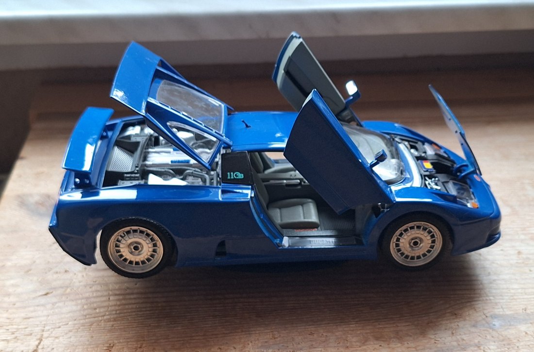  Bugatti EB 110, 1991, 1:18Maßstab Vitrinestück nicht bespielt NEUEINSTELLUNG   
