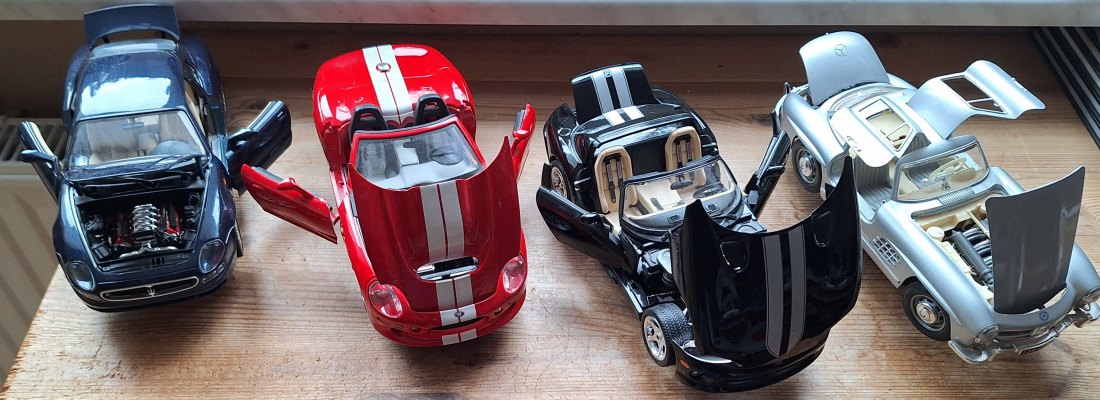  4 Modellautos 1:18Maßstab Vitrinestücke nicht bespielt NEUEINSTELLUNG   